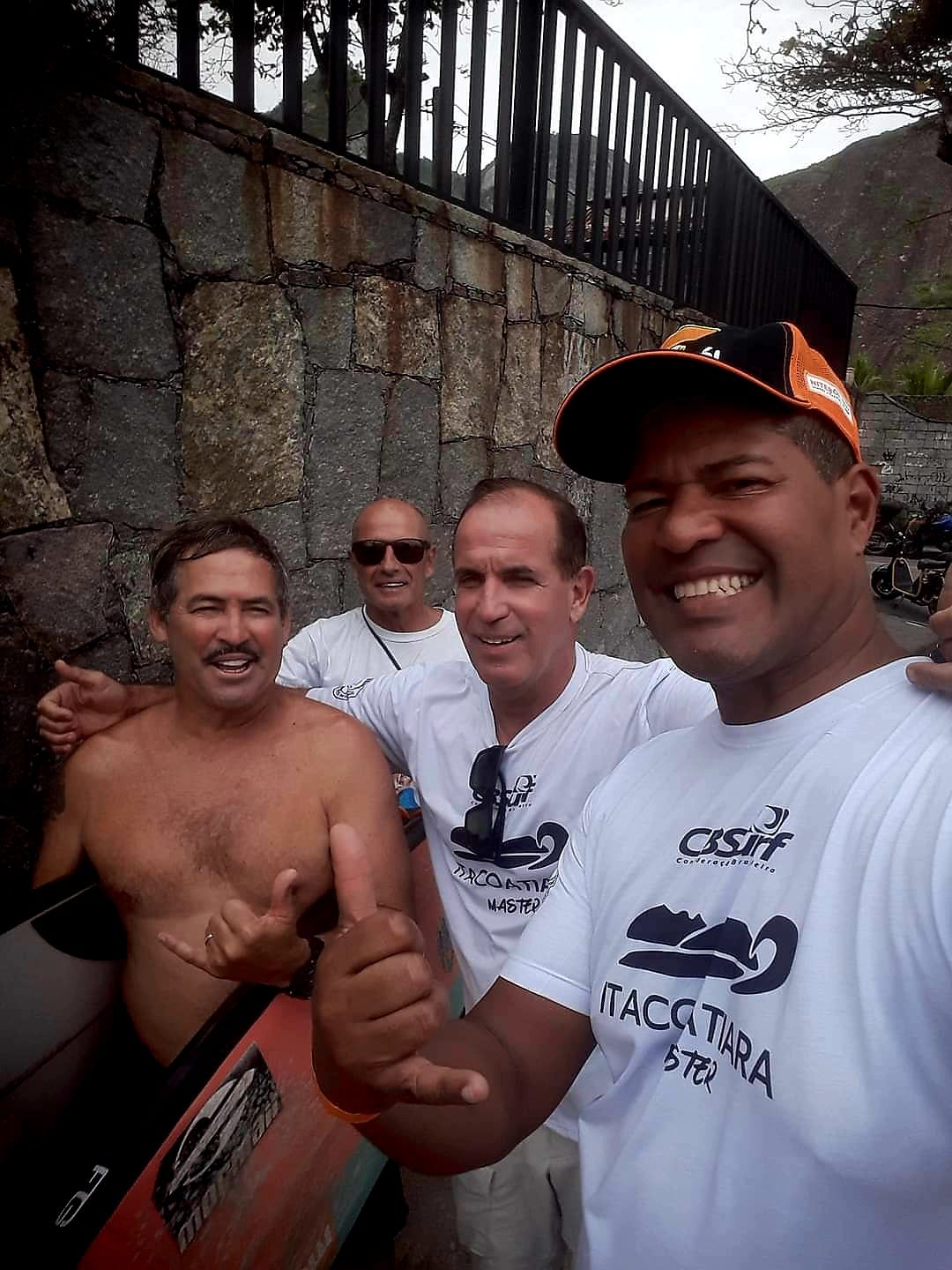 O locutor Gilberto Pereira (selfie); ao centro Marcus Tani “Dadá” ( juiz local de Itacoa); Fábio Gouveia e ao fundo Jorge Punaro. Foto feita durante campeonato Master em Itacoatiara 2023.
