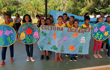 Crianças da rede municipal de ensino de Barcarena (PA) desenvolvem atividades sobre a importância da preservação do oceano.