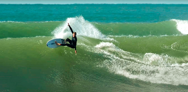 Mateus Herdy aprimora seu surfe de borda.