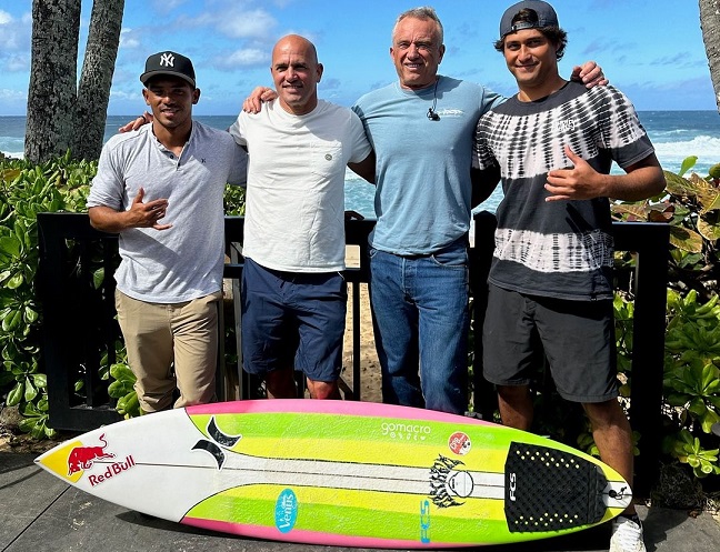 Shayden Pacarro, Kelly Slater, Robert F. Kennedy Jr. e Matahi Drollet se encontram em Puena Point, North Shore de Oahu, Havaí.