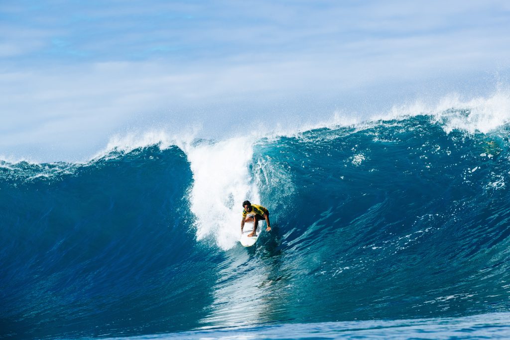 Filipe Toledo numa das duas ondas surfadas por ele no Pipe Pro 2024.