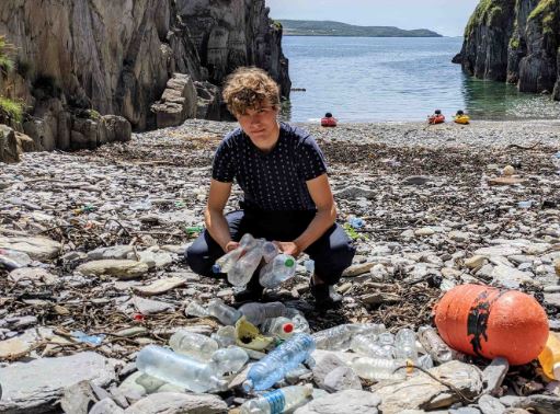 Cientista irlandês Fionn Ferreira cria solução que remove microplásticos do oceano.