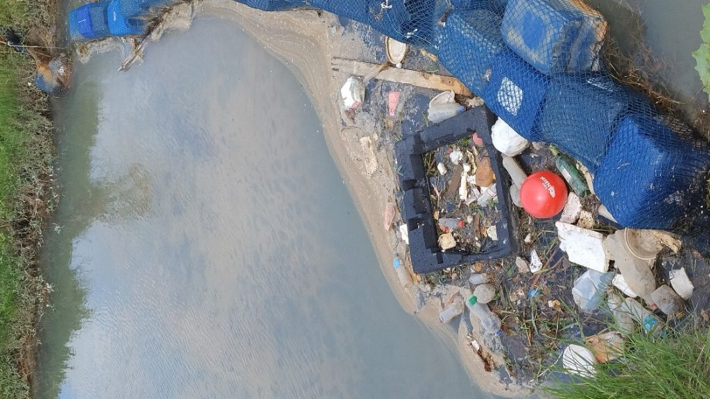 Lixo acumulado pela barreira ecológica em Imbituba (SC).
