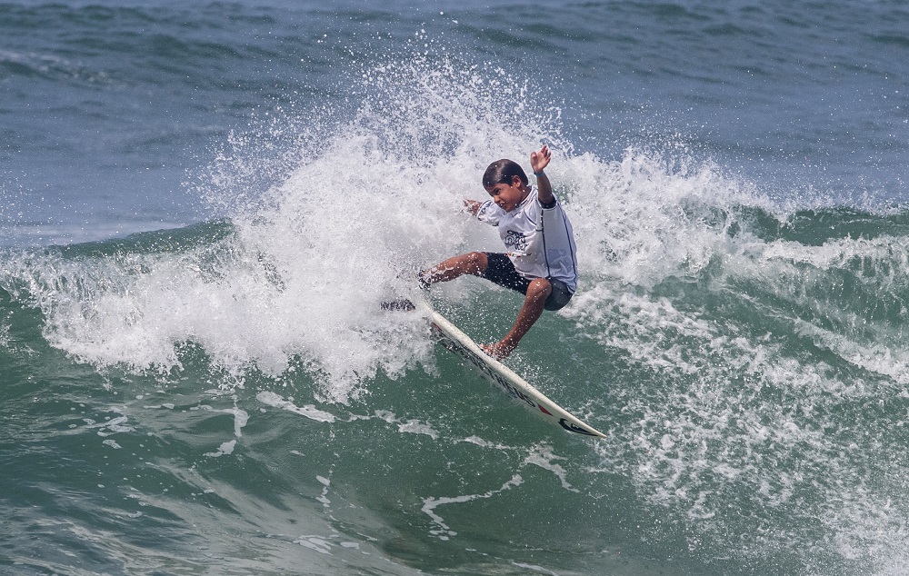 Matheus Jhones em ação nas ondas de San Bartolo, Peru.