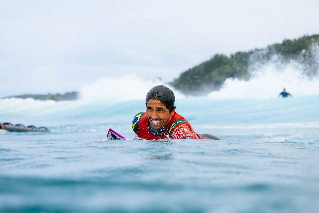 Miguel Pupo foi o segundo melhor surfista do dia, ao lado do havaiano Barron Mamiya.