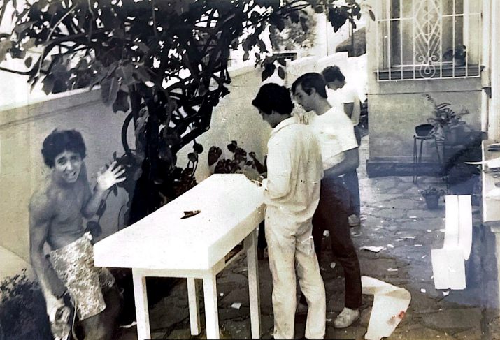 Thyola e bloco da sua primeira prancha de surfe, São Paulo, 1970.