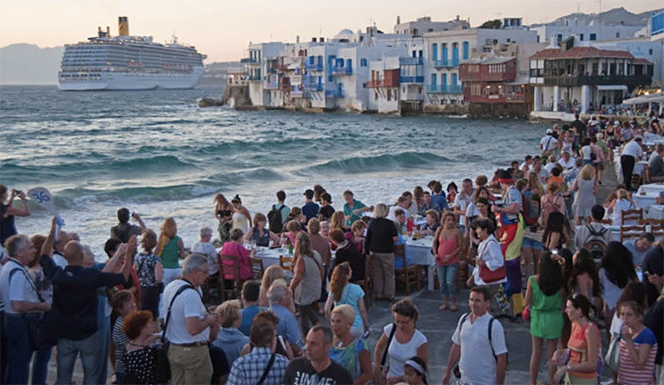 Ilhas da Grécia sofrem com turismo desenfreado.