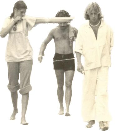 Mônica do Rio de Janeiro, Ernesto arquiteto e parceiro da surftrip no México e Nelson Vasilina, Praia da Macumba, Rio de Janeiro (RJ), 1976. . Foto: Arquivo pessoal.