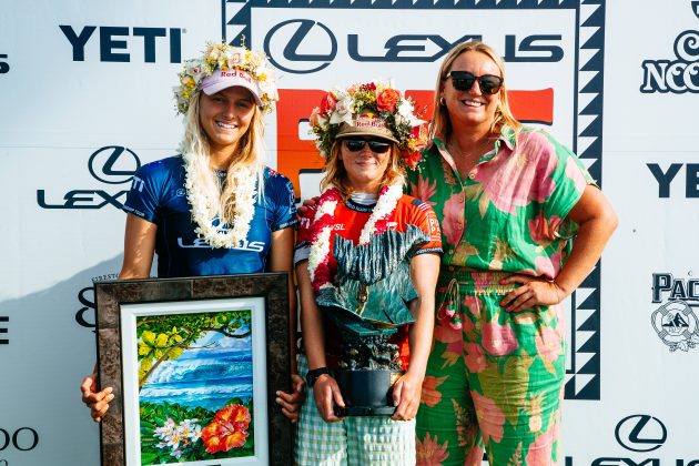 Molly PIcklum, Caitlin Simmers e Jessi Miley-Dyer, Pipe Pro 2024, North Shore de Oahu, Havaí. Foto: WSL / Heff.