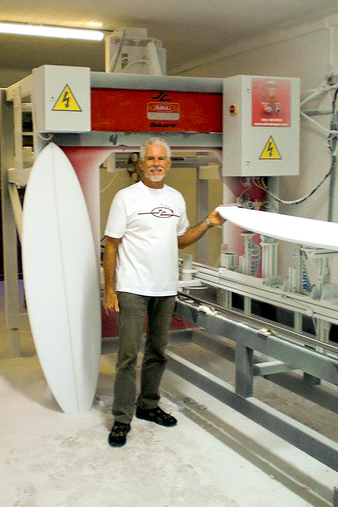 O shaper havaiano John Carper em visita à fábrica da Pro Ilha em 2011.