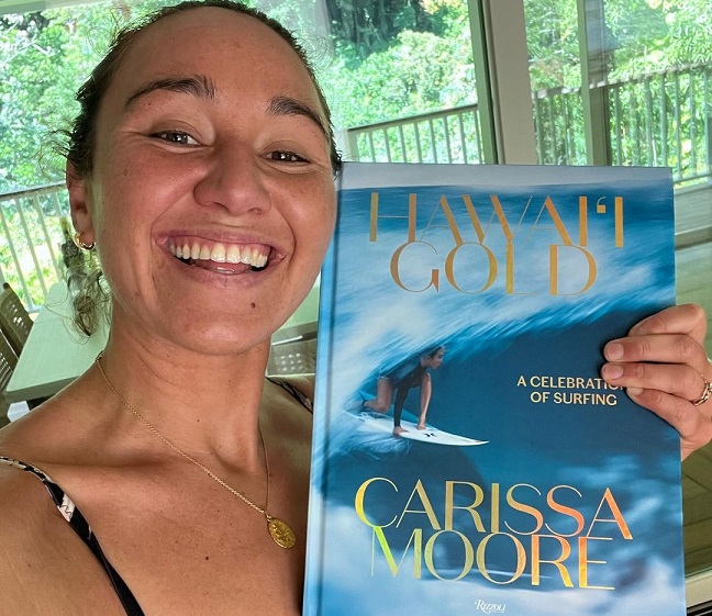 Carissa Moore exibe o livro A Celebrate of Surfing.