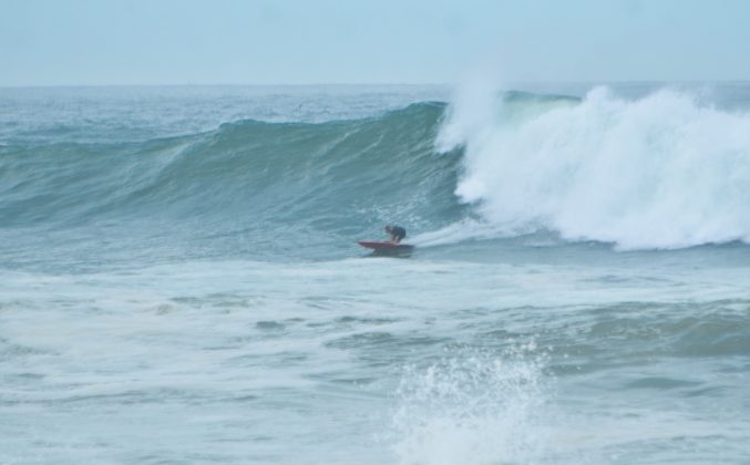 Eric de Souza, Big wave, Grumari, Rio de Janeiro . Foto: Andrea Motta / @surfmappers.