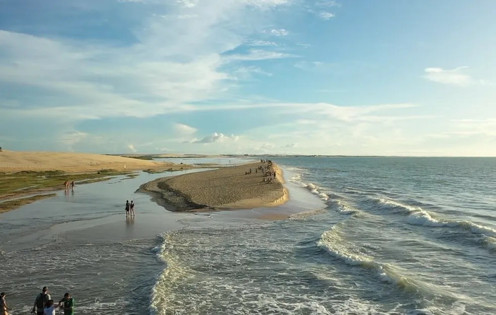 Duna do Pôr do Sol em Jericoacoara (CE) desaparece após erosão marítima.