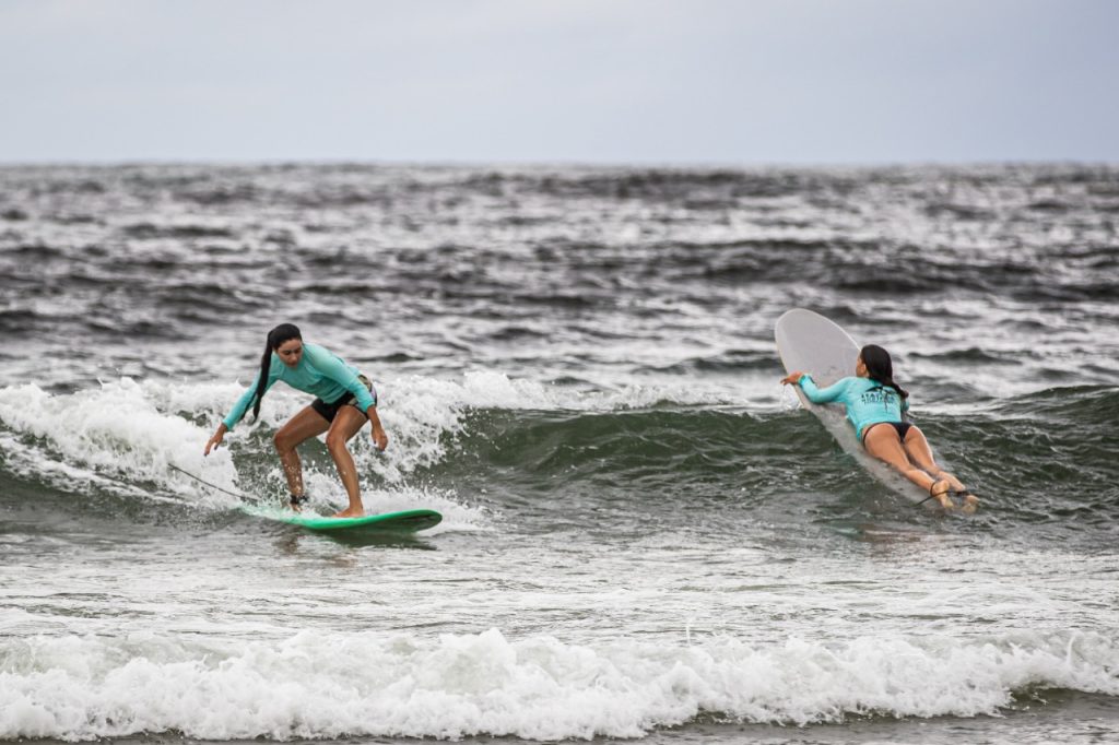 Itapirubá Norte em Imbituba (SC) é palco de evento de surfe feminino.