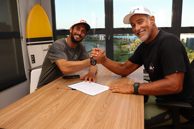 Lucas Chumbo renova contrato com Surfland Brasil em Garopaba (SC).