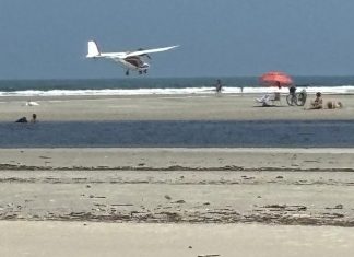 Aeronave pousa na praia