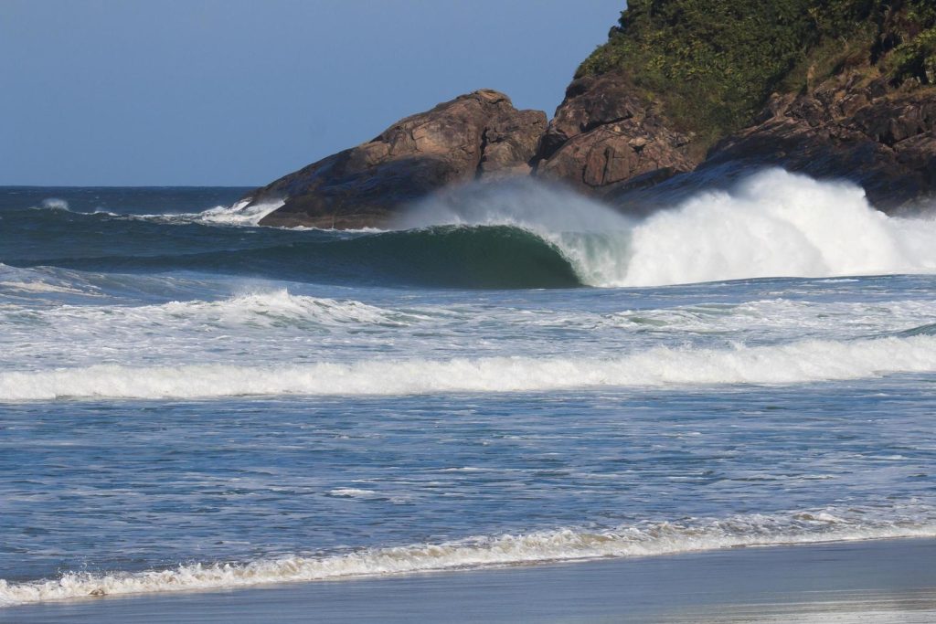 Praia da Baleia em São Sebastião (SP) é palco da primeira etapa do Hang Loose Surf Attack 2024.
