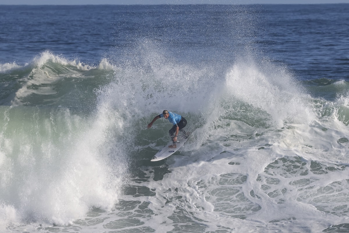 Franco Radziunas apresenta potencial do seu surfe em ondas grandes.