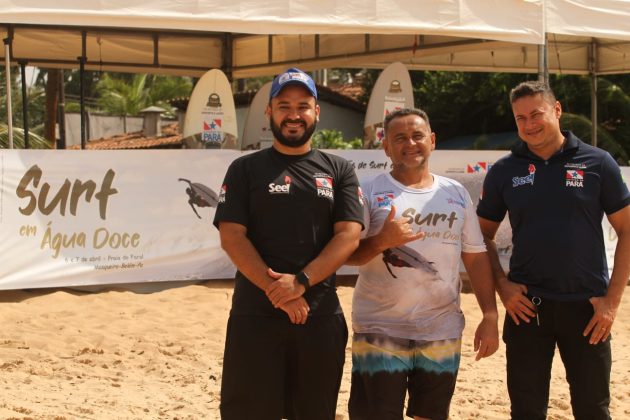 Equipe Secretária de Esportes e Lazer e idealizador do Surf em Água Doce, Ilha do Mosqueiro (PA). Foto: Rogério Fernandez.
