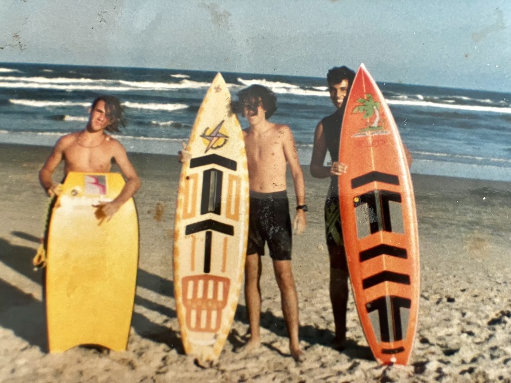 Marcelo Madruga no pós surfe na Praia de Cidreira (RS) com seu irmão Rafa e amigo Sandro ZB.