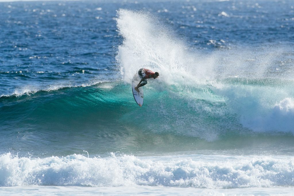 Italo Ferreira avança no Margaret River Pro 2024 e se mantém na elite do surfe.