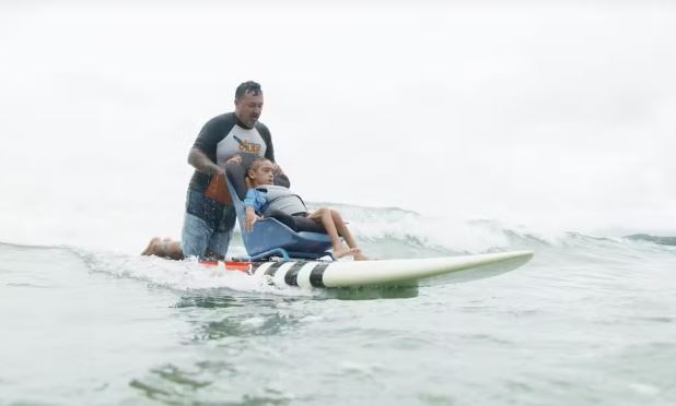 Marquinhos Shulz surfa com seu pai em Ubatuba (SP).