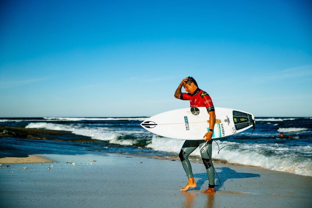 Miguel Pupo perde e sai da elite do surfe.