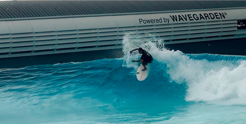 Evandro Santana testa seus modelos na piscina.