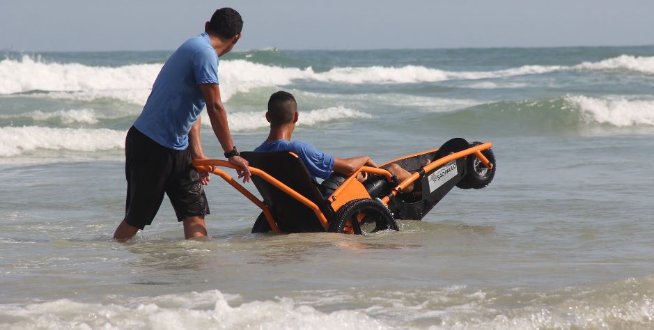 Ação no Guarujá (SP) proporciona surfe para pessoas com deficiência, vindas de Hortolândia, interior de São Paulo.