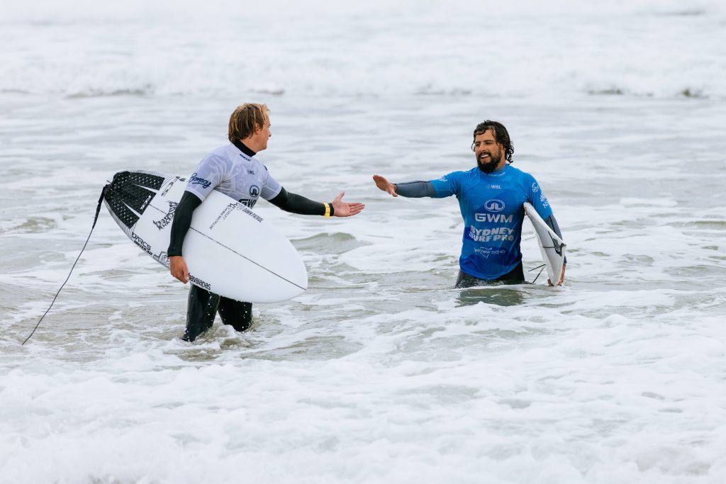 Adin Masencamp e Ian Gouveia avançam juntos no Sydney Surf Pro 2024.