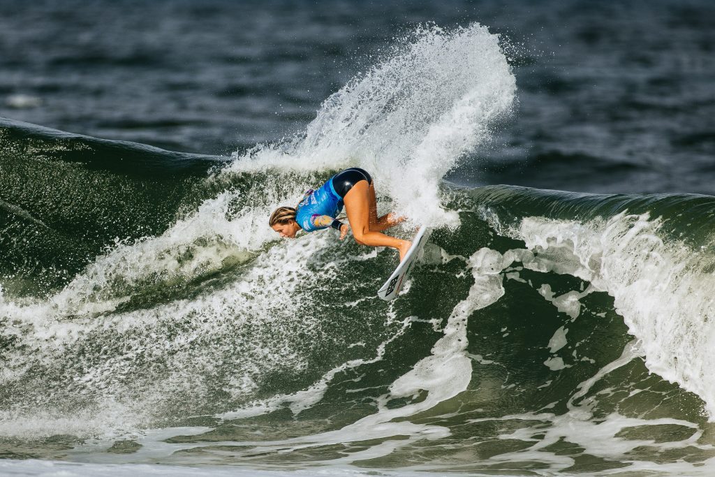 Laura Raupp avança com vitória na primeira fase do Sydney Surf Pro 2024.