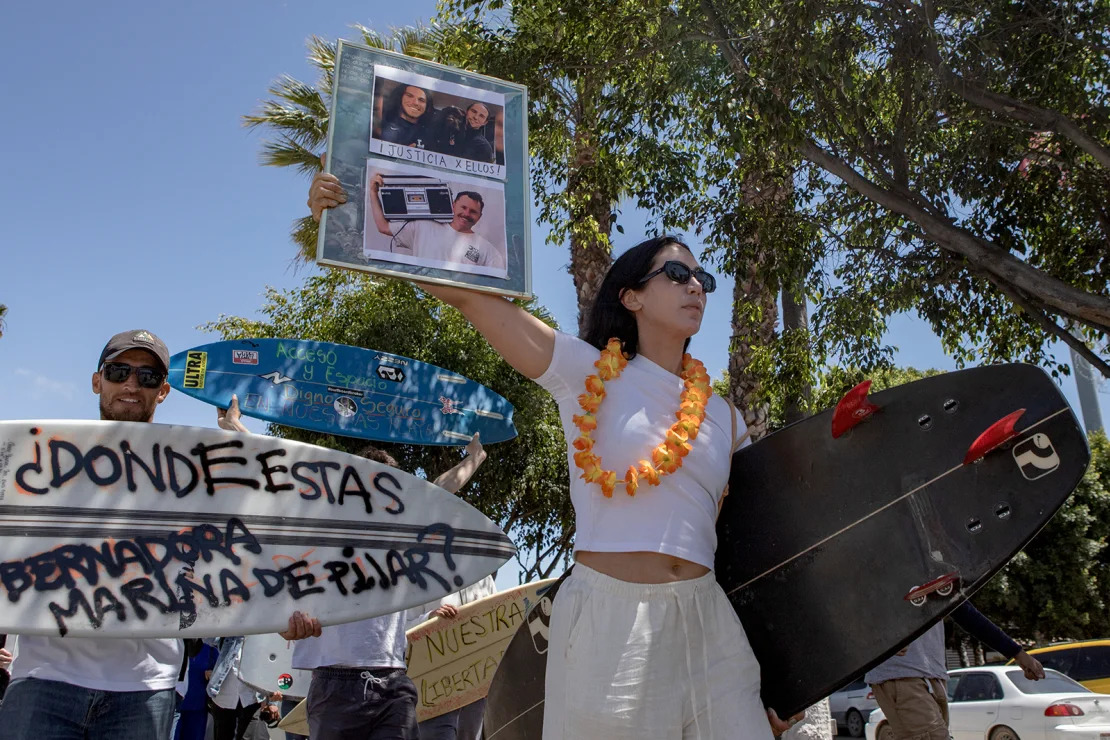 Morte dos surfistas gera protestos em Ensenada.