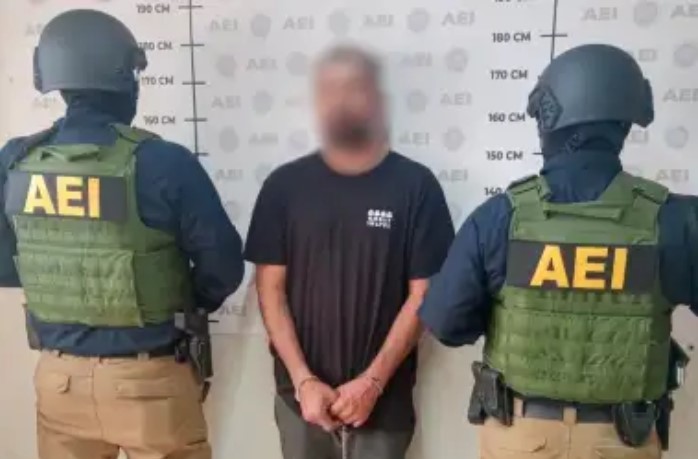 Polícia mexicana apresenta suspeito acusado pelo assassinato de Rhoad e dos irmãos Robinson.