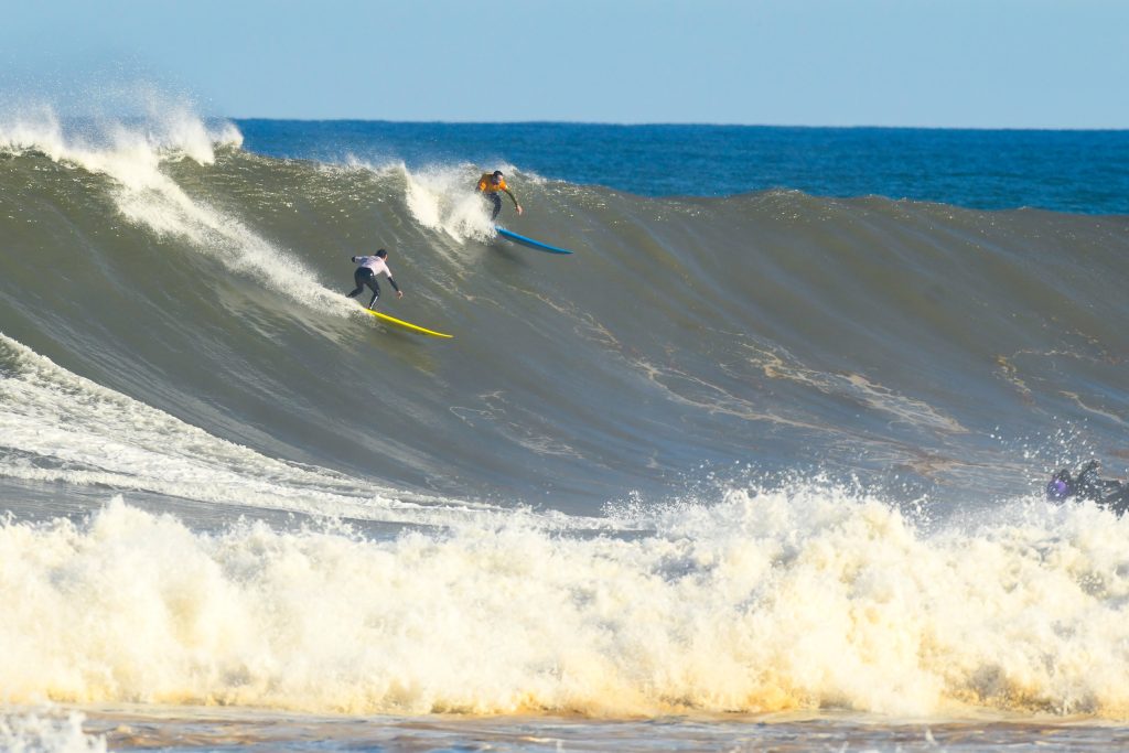 Pedro Calado e Carlos Henrique no Big Wave Mormaii 2024, na praia do Cardoso.