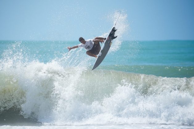 Yuri Gabryel, Surf de Base 2025, Praia do Borete, Porto de Galinhas (PE). Foto: Thiago Cavalcanti.