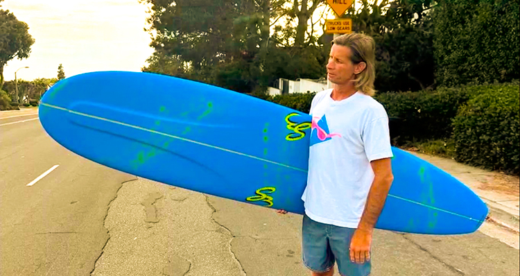 Mesmo sendo tricampeão mundial de longboard, Joel Tudor passou por uma situação constrangedora no aeroporto.