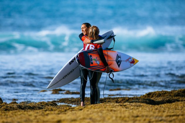 Caitlin Simmers e Nadia Erostarbe, Rip Curl Pro Bells Beach 2026. Foto: WSL / Cait Miers.