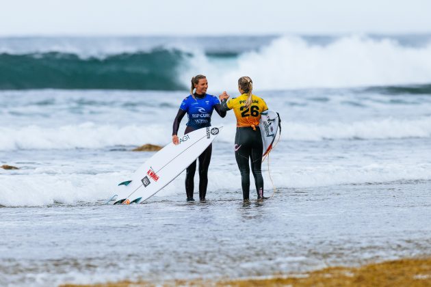Molly Picklum e Lakey Peterson, Rip Curl Pro Bells Beach 2026. Foto: WSL / Cait Miers.