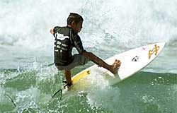 Escolinha de Ubatuba leva Quiksilver Surf School em Maresias