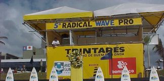 Taking Surf e Radical Wave agitam Praia do Forte