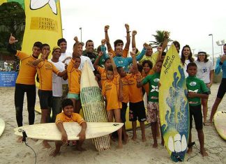 Molecada participa de aula de surf no Rio