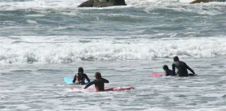 Estudantes ligados no surf
