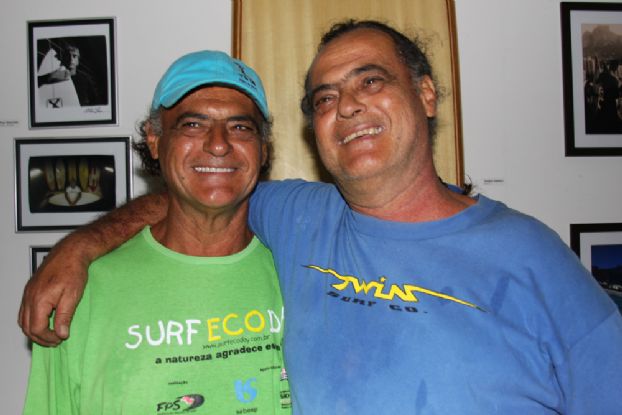 Carlos Argento (à dir.) ao lado do irmão gêmeo Dudu, também falecido: pioneiros do surfe em Santos e fundadores da saudosa marca Twin.