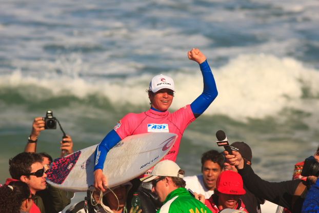 Gabriel Medina comemora o título do Maresia Surf International 2009, Praia Mole, Florianópolis (SC).