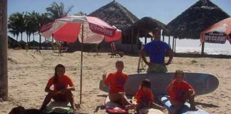 Ceará Surf School começa atividades na praia do Futuro (CE)