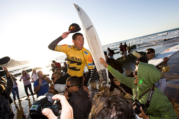 Adriano de Souza conquista sua primeira vitória na elite do esporte, no Billabong Pro Mundaka 2009, País Basco.