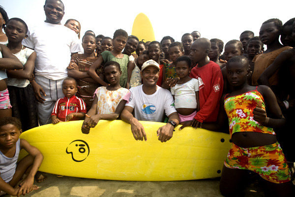 Jojó de Olivença e crianças em Akwa Ibom, Nigéria.