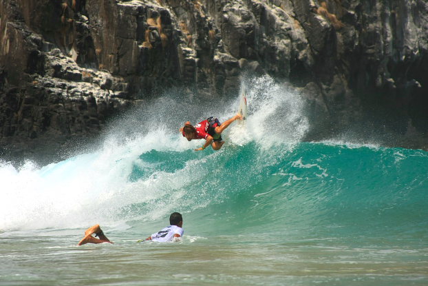 Aritz Aranburu quer repetir o feito de 2007 e levantar a taça do Oi Hang Loose Pro Contest.