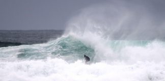 Tow surfers acendem o Farol (SC)