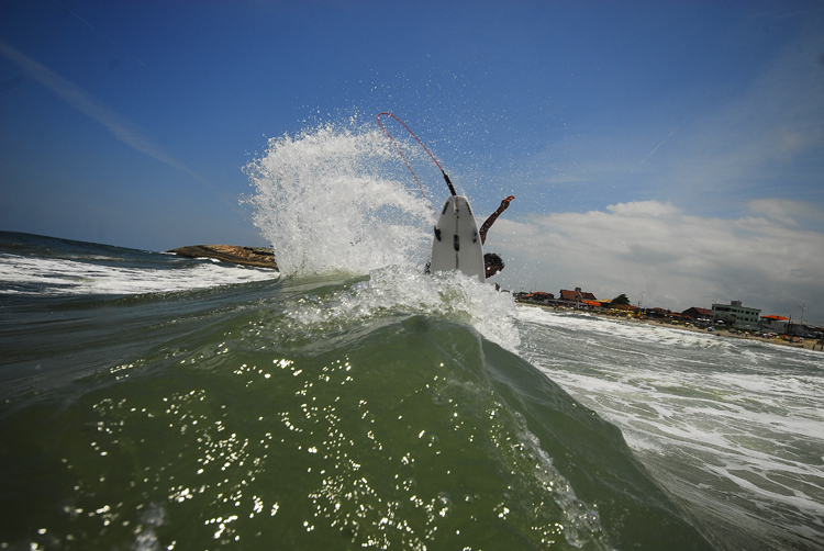 Circuito Oceano Surf Talentos rola nas ondas da Prainha de São Francisco do Sul (SC).